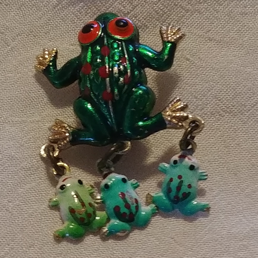 Little Froggy Brooch with Babies